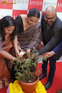Vidya Balan launches Senco gold and diamonds store in mumbai