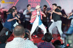 Hrithik Roshan gives dance performance at Alcoholia song launch from the film Vikram Vedha