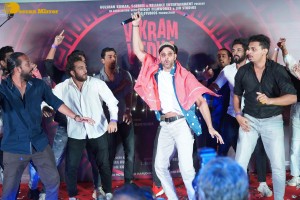 Hrithik Roshan gives dance performance at Alcoholia song launch from the film Vikram Vedha