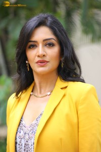 indian actress vimala raman hot photoshoot in a yellow dress