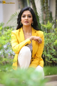 indian actress vimala raman hot photoshoot in a yellow dress
