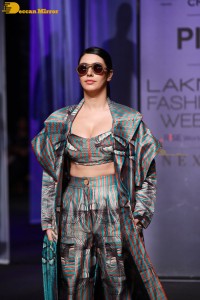 Warina Hussain ramp walk at Lakme fashion week 2022