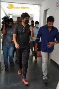 Chiranjeevi greets Nagarjuna and team for the movie Wild Dog