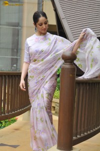 Indian actress yami gautam cute photoshoot in a saree