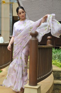 Indian actress yami gautam cute photoshoot in a saree