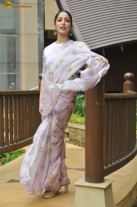 Indian actress yami gautam cute photoshoot in a saree