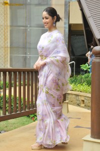 Indian actress yami gautam cute photoshoot in a saree