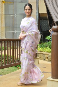 Indian actress yami gautam cute photoshoot in a saree