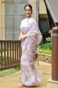 Indian actress yami gautam cute photoshoot in a saree
