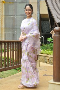 Indian actress yami gautam cute photoshoot in a saree