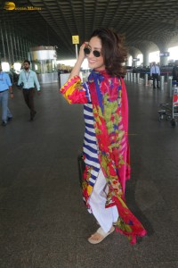 Indian actress yami gautam spotted at mumbai airport