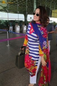Indian actress yami gautam spotted at mumbai airport
