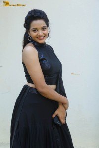 telugu actress yamini bandaru cute looks in a black dress