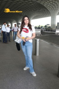Actress Zareen Khan spotted at Mumbai Airport