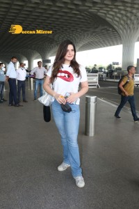 Actress Zareen Khan spotted at Mumbai Airport